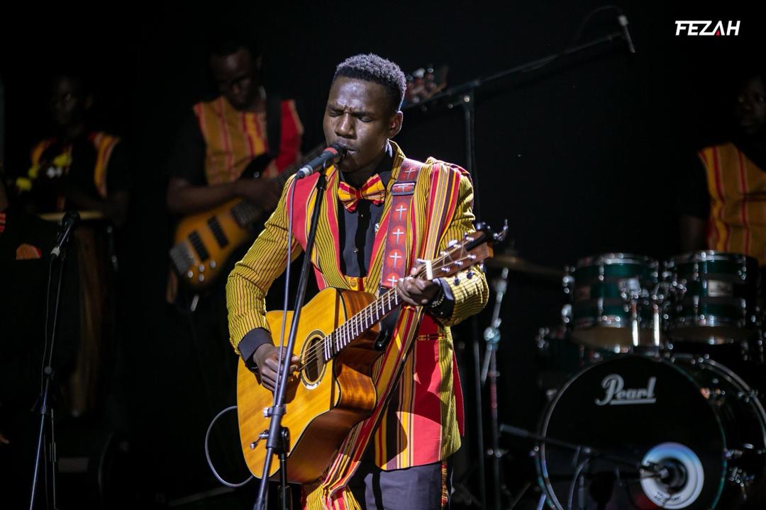 AloysMigadde's tweet photo. Mugabi #Alive at #Fezah was so epic and a non forgettable experience as I played my guitar 🎸 and he did his mic 🎤 magic 🗣#Aliveband #alivebandmusic #alivers #aliveafterfive #soundcloud #Sound #music #Followme #Uganda https://t.co/3ty1WZJdm0