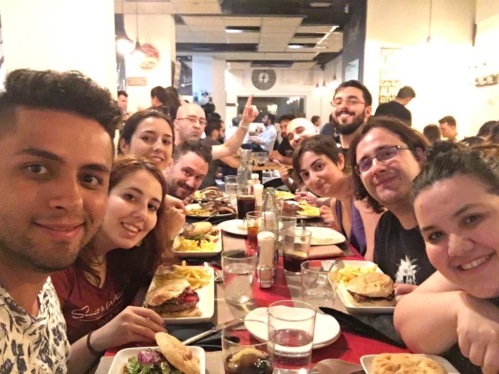 BulebooEstudio's tweet photo. Solucionadas todas las diferencias en el campo de batalla, volvemos a ser compañeros celebrándolo con una cenita ligera 🤰🏻🍖 🌭 🍔 🍟 https://t.co/RXAU8MrwwO