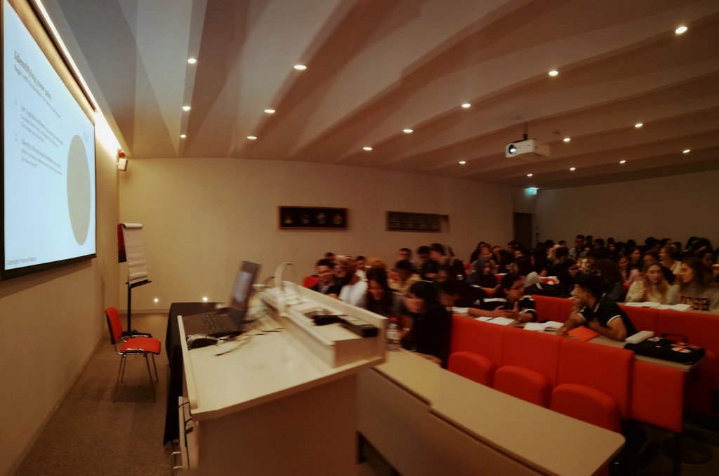 cloverhogan's tweet photo. Always fun lecturing for @OxfordSummerCou. Today: how passion + pain = purpose. After just 1hr students were coming up with crazy cool solutions to take on everything from #GenderEquity in Paraguay to #BionicBuildings in rural India. There ain't no better #MondayMotivation 🙏🌍 https://t.co/0yRLkeOlKH