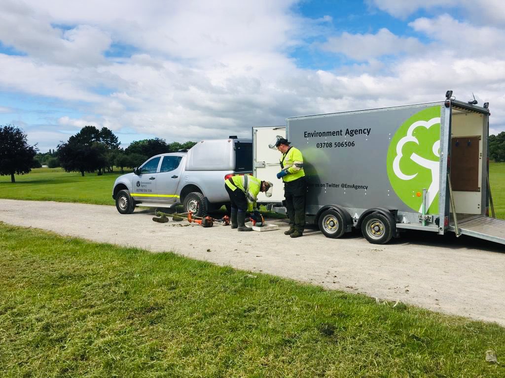 MarcLidderthEA's tweet photo. Our @EnvAgencyMids Field Team are out at #PerryHallPark, #Birmingham today using different types of maintenance methods along the #RiverTame. This helps the playing fields to continue to act effectively as a flood storage reservoir, reducing #floodrisk to properties downstream https://t.co/1AFmo27Hmm
