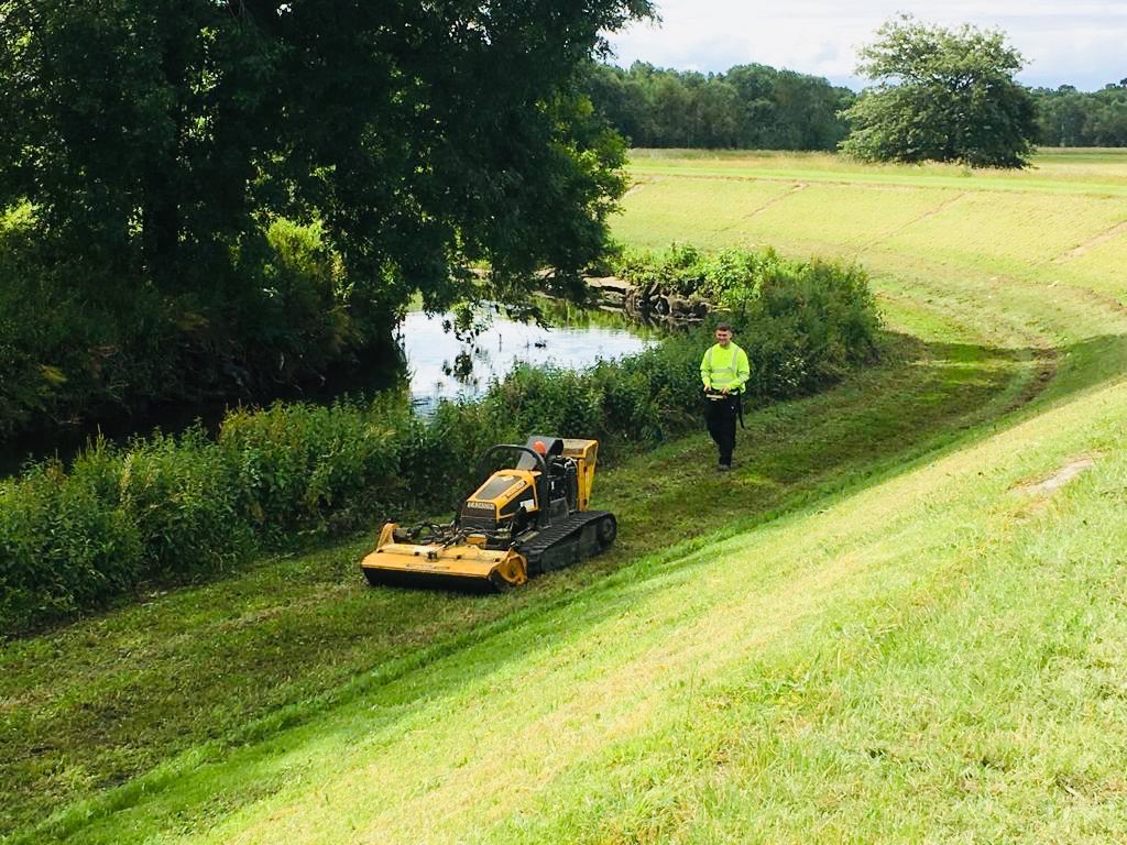 MarcLidderthEA's tweet photo. Our @EnvAgencyMids Field Team are out at #PerryHallPark, #Birmingham today using different types of maintenance methods along the #RiverTame. This helps the playing fields to continue to act effectively as a flood storage reservoir, reducing #floodrisk to properties downstream https://t.co/1AFmo27Hmm