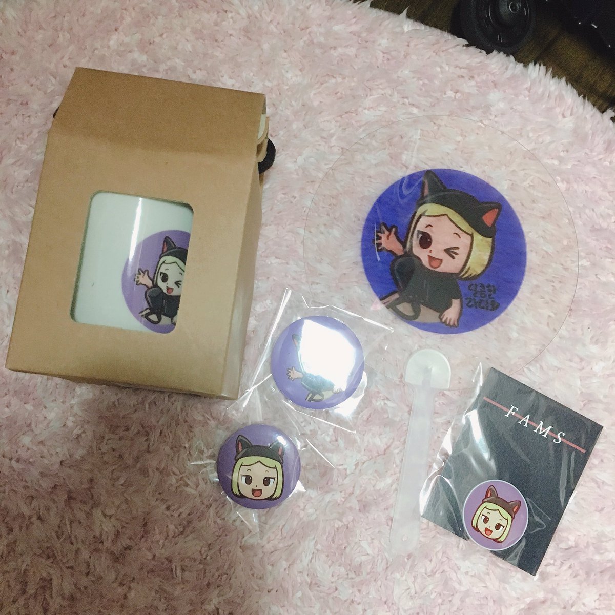 clc_juice's tweet photo. 옌달라公開放送参加したら貰えた品物なんですけど、無理矢理母を連れて行って母の分まで頂けてしまったので…（笑）イェウンペンで欲しい人いらっしゃいますか？😙❤️ https://t.co/yGBZgkLIt5