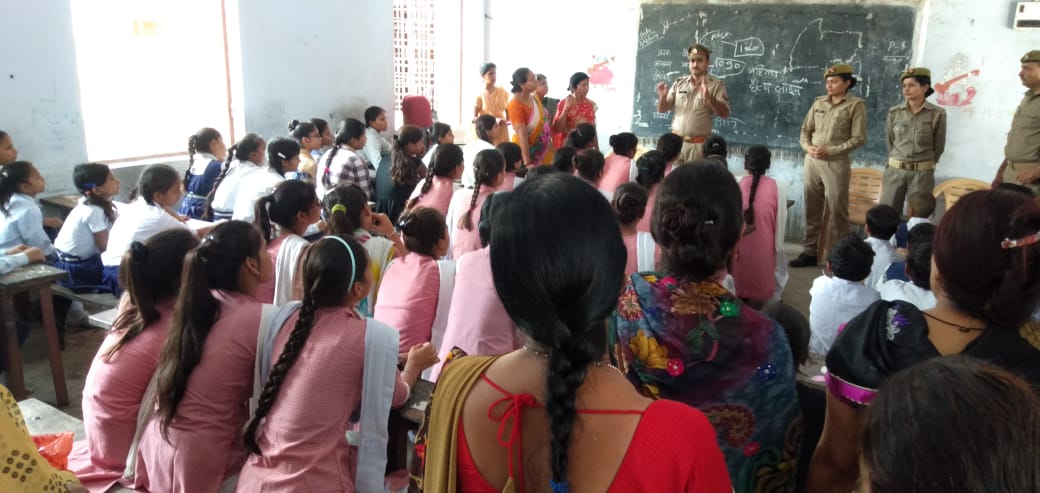शासन से निर्गत निर्देशों के क्रम में आज से "बालिका सुरक्षा जागरूकता अभियान" चलाया गया, जिसमें प्रथम दिन 2000 से अधिक बालिकाओं/महिलाओं ने प्रतिभाग किया। सभी को #opsatamraksha <a href="/wpl1090/">Women & Child Security Org 1090 | UP Police</a> , Anti-Romeo Squads व सोशल मीडिया के बारे में जागरूक किया गया। #SchoolGirlsSecurityJulyCampaign