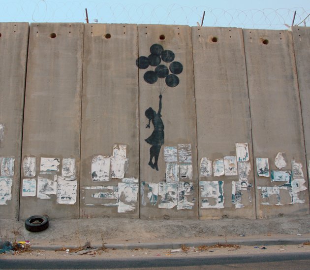 MaurilioVitto's tweet image. Insomma, pare che il mondo si stia riempiendo di muri.

Gli israeliani, i nordcoreani, gli americani, tutti trincerati dietro le loro paure.

Ma nessun muro fermerà mai l&apos;aspirazione degli esseri umani di volare.

Voi, costruttori di muraglie, siete i perdenti.

#HelpMigrants