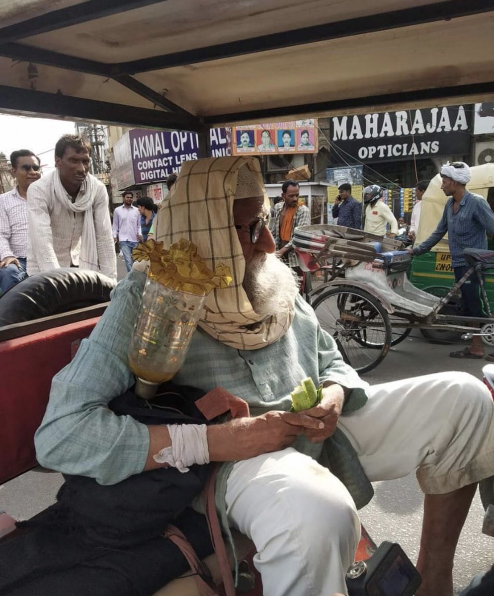 कुछ इस तरह से ये महानायक लोगो के बीच मे लखनऊ मे अपनी फिल्म के एक सीन को फिल्माते रहे पर जबर्दस्त मेकप की वजह से कोई उन्हे पहचान ना सका। कैसरबाग , बारादरि हर तरफ गये...भला पहचानिए 😊

#ActorOfTheMillenium