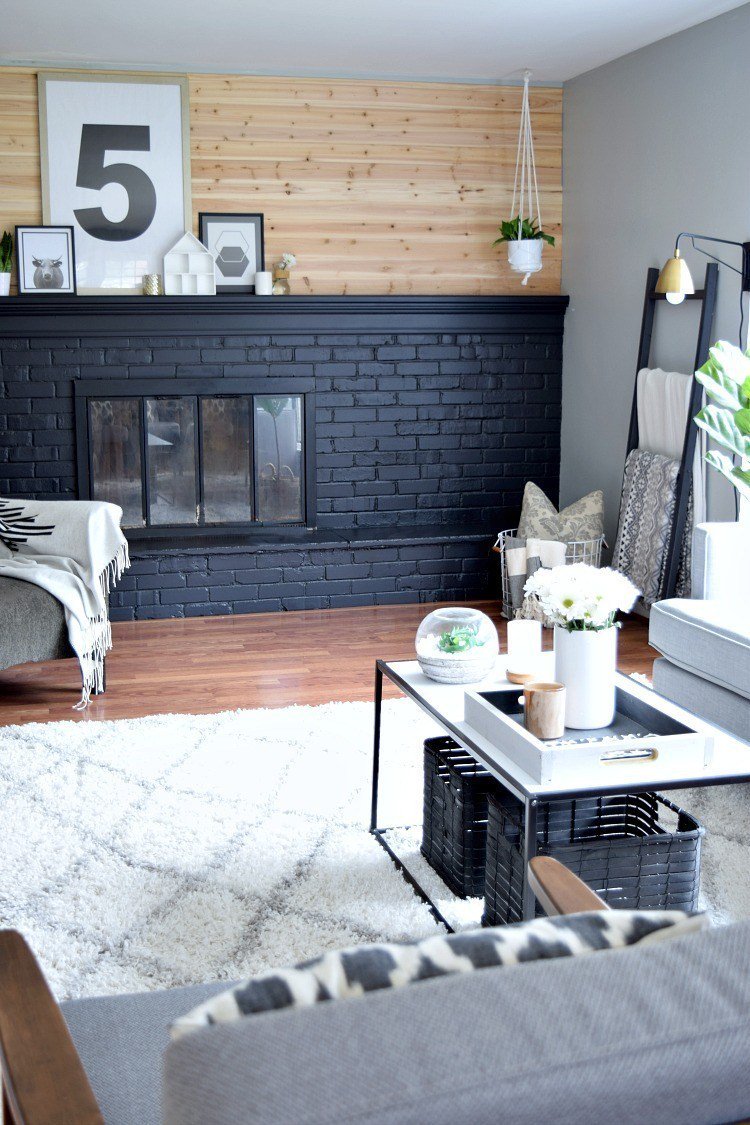 5 Ways to Update Your Fireplace makingjoyandprettythings.com/5-ways-to-upda…