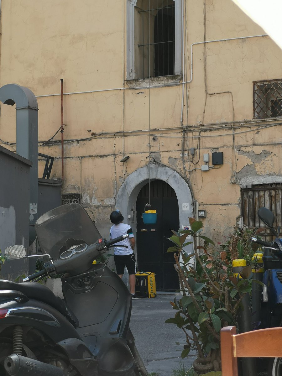 JustinCaseBER's tweet image. Food Delivery Napoli Style. I like. 🚚🍲😊#napoli #Naples #Italy #monday #fooddelivery #glovo