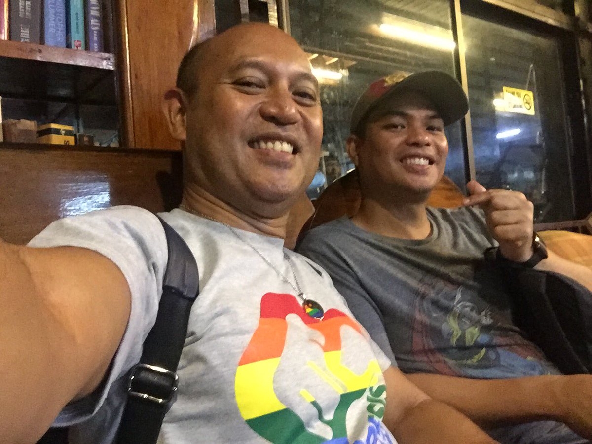 RaymondAlikpala's tweet photo. Caught the last show of Floy Quintos’s LARO, directed by John Mark Yap, produced by Artist Playground. Congratulations to the talented and über handsome cast! A perfect way to end my Pride month by reminding me of the embarrassment of riches in the Pinoy LGBT community! #APLaro https://t.co/tCHrQompzp