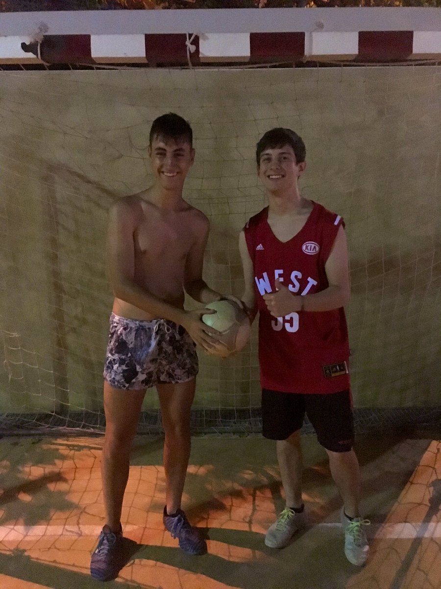 FDIoficial's tweet photo. Imagen de los dos capitanes del partido inaugural de la temporada 2019. #playbetter https://t.co/fbgBcdf0UX
