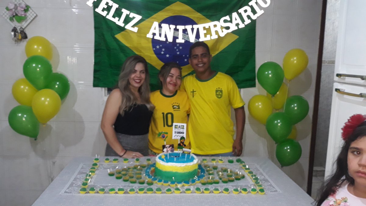 TheeusPessoa's tweet photo. Festinha surpresa do bolsonaro pra minha mãe.💚💛 https://t.co/xxypI3lG4E
