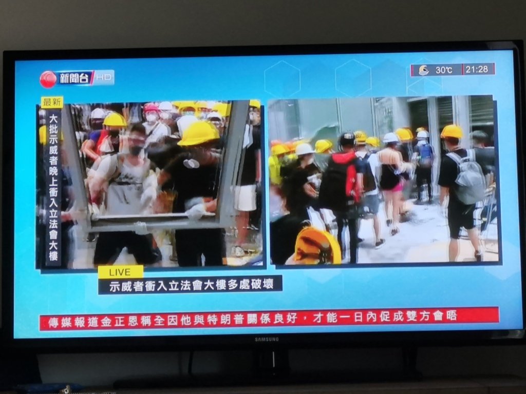 stanleymwc's tweet image. Thanks for the redundant blow by blow commentary...I can see that they're tearing down the window frame...but why isn't there a sign interpreter? #HKproblems #HKprotests #couchpotato #bingewatching