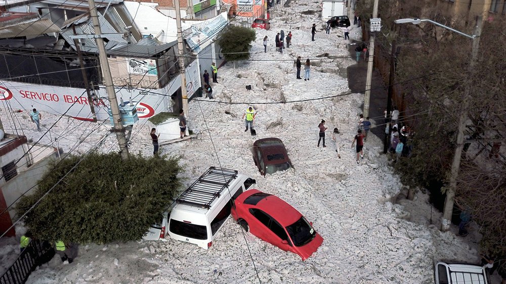 Meksika Guadalajara'da 31 derece civarında yaz sıcaklıkları yaşanıyor. Ve aniden bir kar fırtınası yaşandı... 🙄
Daha yüksek sesle dillendirmeliyiz: #kureseliklim değişikliği tüm insanlığı tehdit eden ciddi bir krizdir.