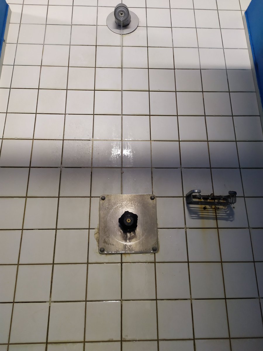 berzosa78's tweet photo. @centrosupera Hola @AjuntamentVLC esto es el Centro Supera Abastos hace más de un mes les avise de esto pero sigue igual. A litro x minuto desde ese día se han podido perder más de 30000 litros. Puede el Ayuntamiento controlar esto de alguna manera tratándose de una concesión administrativa? https://t.co/xBvesKPgvk