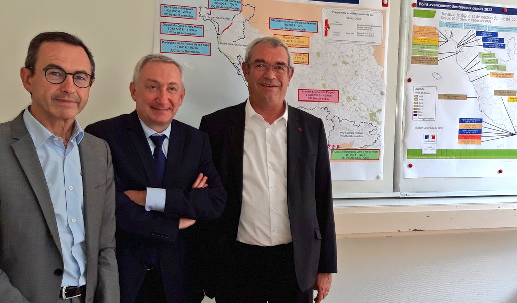 DepVendee's tweet photo. #DefenseContreLaMer "Sur la côte vendéenne, 125 km de digues vont faire l'objet de travaux de renforcement ou de rehaussement pour 90 M€. Les opérations vont s'accélérer jusqu'en 2023."
@YvesAuvinet @PrefetVendee @paysdelaloire #Environnement #Xynthia #Vendée2040 https://t.co/KSvXR5tn4T