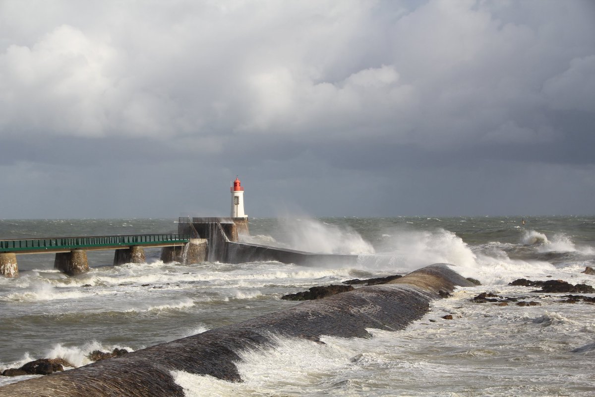DepVendee's tweet photo. #DefenseContreLaMer "Sur la côte vendéenne, 125 km de digues vont faire l'objet de travaux de renforcement ou de rehaussement pour 90 M€. Les opérations vont s'accélérer jusqu'en 2023."
@YvesAuvinet @PrefetVendee @paysdelaloire #Environnement #Xynthia #Vendée2040 https://t.co/KSvXR5tn4T
