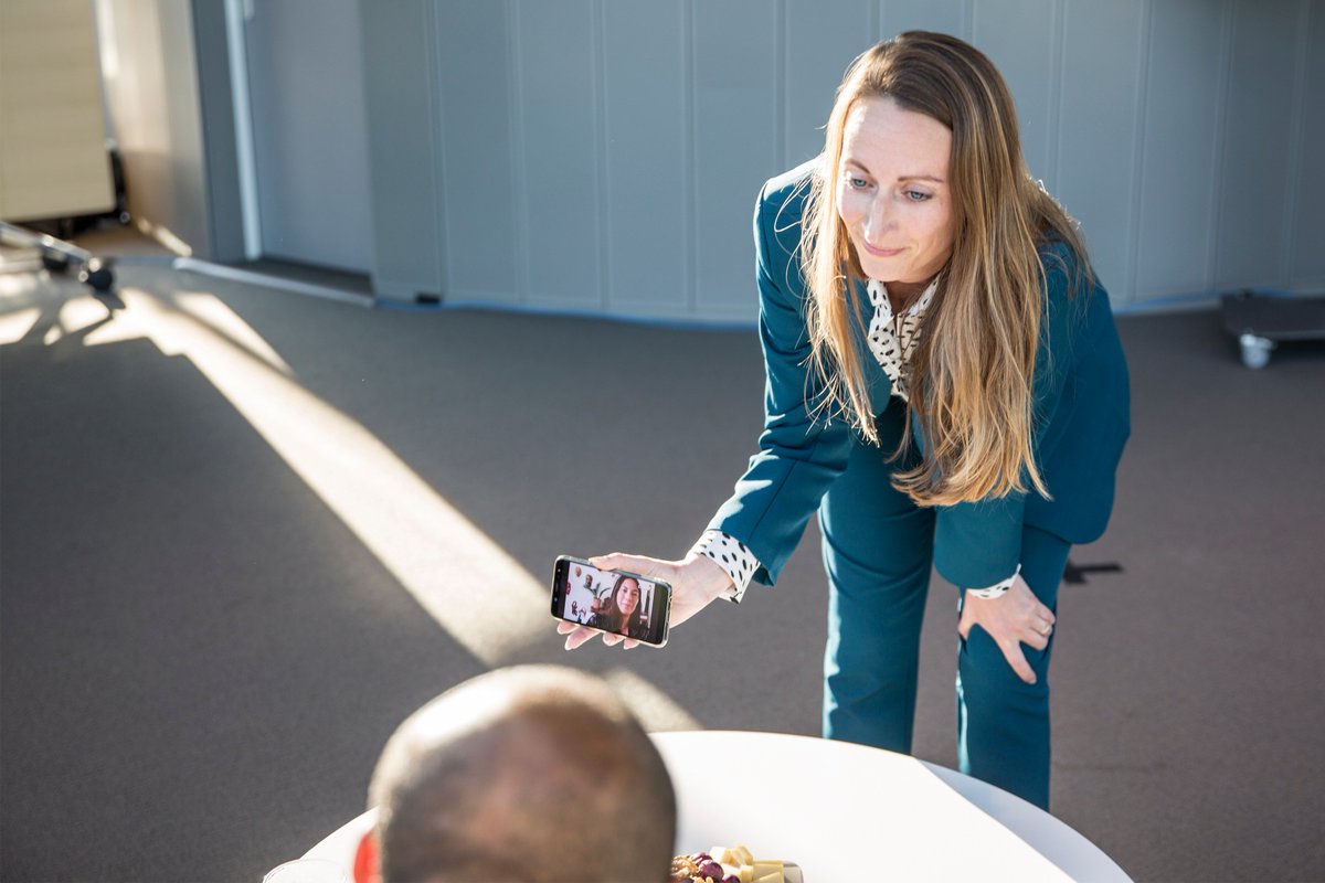 "We voelen ons enorm vereerd dat we in de finale staan van de JOP en de vele positieve reacties die we ontvangen zijn nu al overweldigend. Wat een ervaring!" - Jessica Kuiken (Marketing Crew), finalist JOP 2019

Foto: Pitch tijdens JOP bustour 2019