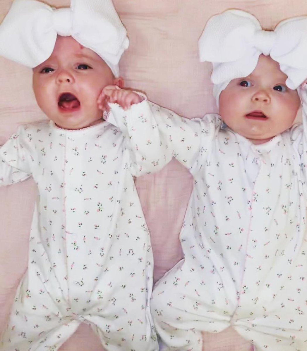 Two types of reactions to Monday🙈 Thanks @merriermoore for sharing this #twinlife moment of Millie and Addie💖 #kissykissybaby