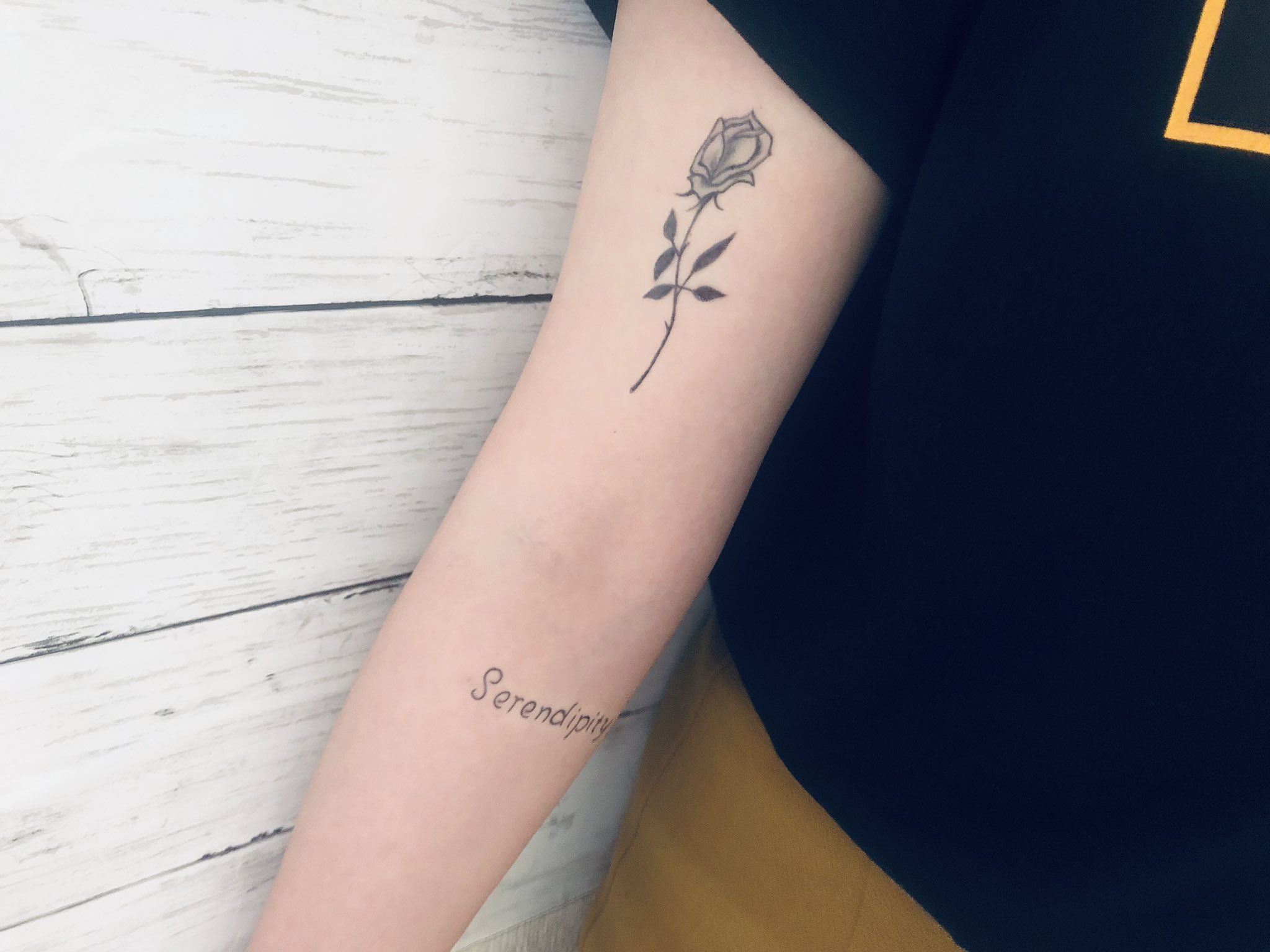 福岡ジャグアタトゥー Sun Flower バラと英語 憂鬱な月曜日も ジャグアタトゥーで 気分上げよう ジャグアタトゥー福岡 ヘナタトゥー T Co 9xnlhvxruo Twitter