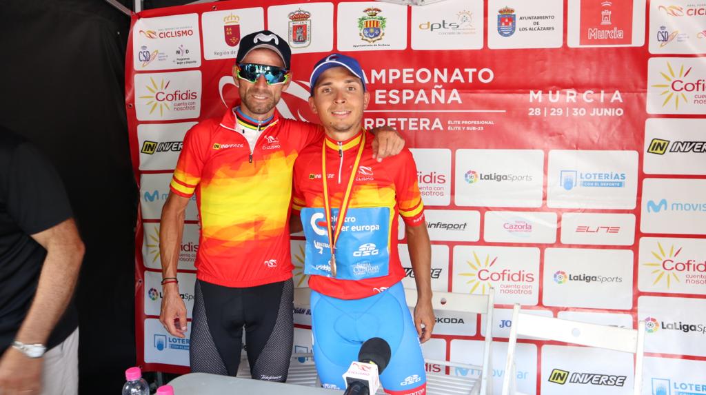 julioA24's tweet photo. CAMPEÓN DE ESPAÑA ÉLITE 🥇🇪🇦🏁
Muchísimas gracias a todxs. Toca seguir trabajando, un fuerte abrazo!! ■■■
@cctarongers @gsg_cycling_wear @ekoicycling @amixperformance #PaddockMotors #Hegoplac @serigrafic_publicidad #QuiroSport @sirokotech @alvagar.grupo @goldcarrental https://t.co/83I78BuGvN