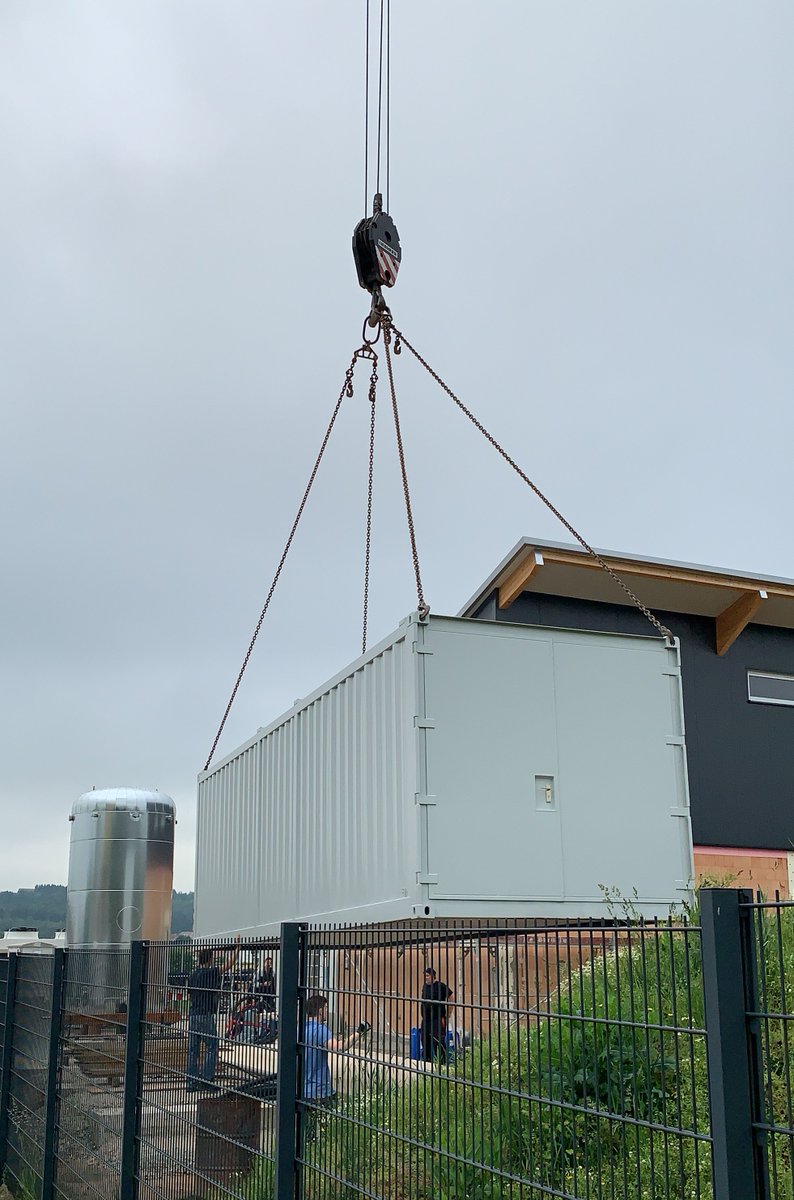 InvenSor's tweet photo. Frisch geliefert mitsamt Hydraulik, Rückkühler und Pufferspeicher und von unseren Kollegen platziert: Der neue InvenSor #Kältecontainer wird als #KWKK-Lösung ab diesem Monat die Serverräume bei JH Computers mit 90 kW Kälteleistung versorgen. #MitWärmekühlen https://t.co/lsOAbQRXgr