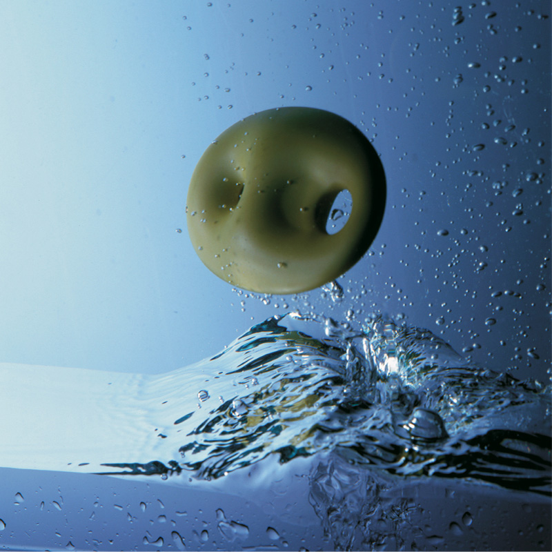 What makes this design unique?It comes from a lineage first seen with Ross Lovegrove. He developed this Olympus Eye concept digicam (1990). It is unknown if he helped design the Verve, but this futuristic look carried over from the Eye to Stylus Verve in a decade.