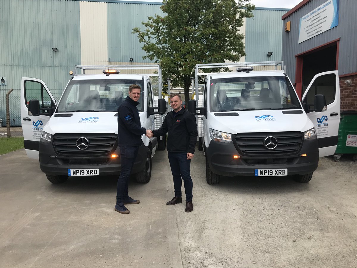 OmnisHighwaySol's tweet photo. 🚨 MONDAY MADNESS ⚡️

Our operations manager Jake has just taken a delivery of two new vehicles.

These high spec vehicles with added optional extras ensures we are giving the BEST to our operatives making our everyday tasks easier and keeping them safer at work. 

#TEAMomnis https://t.co/ecLVxMVLDc