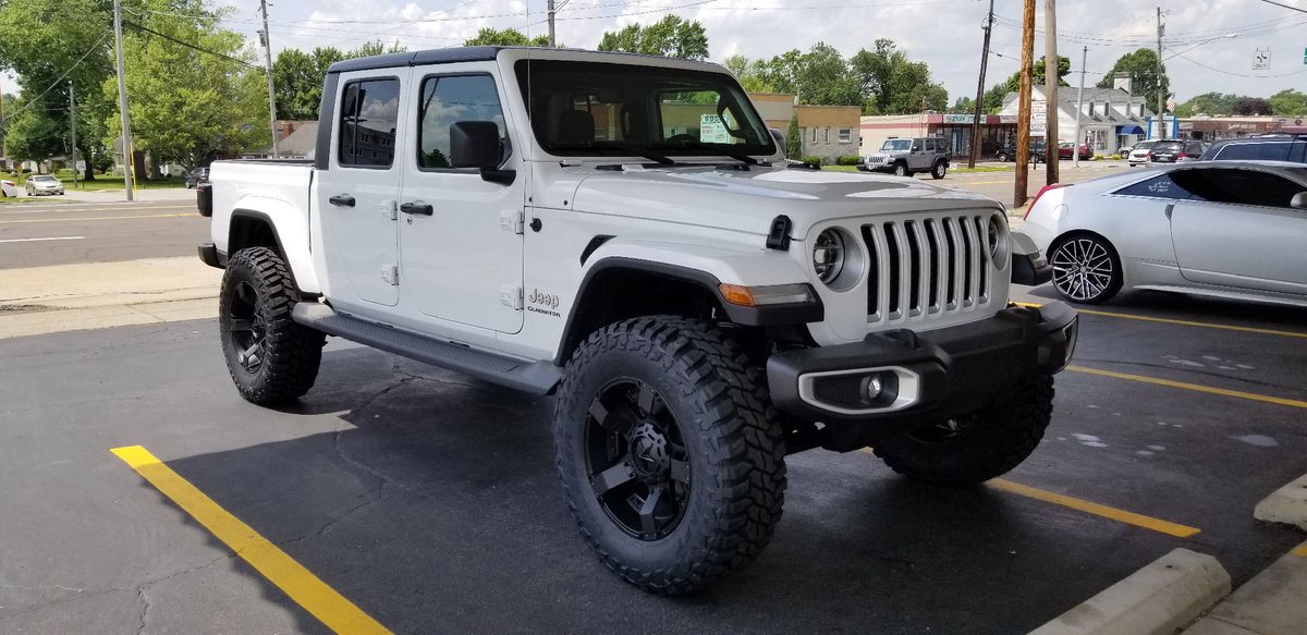 rt_tire's tweet photo. 2020 Jeep Gladiator. 3.5" Rough Country Lift, 20x9 XD Rockstar 2, 37x12.50R20 Mastercraft MXT tires. #xdseries #rockstar2 #jeep #jeepgladiator https://t.co/Vr5mfBbjet