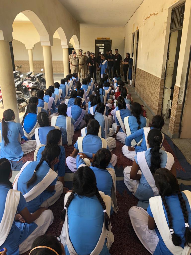 #SchoolGirlsSecurityJulyCampaign के अन्तर्गत आज <a href="/agrapolice/">POLICE COMMISSIONERATE AGRA</a> ने #SSPAGRA श्री <a href="/IpsJogendra/">Jogendra Kumar IPS</a> के निर्देशन में "बालिका सुरक्षा जागरूकता अभियान" चलाया, जिसमें बालिकाओं को 1090, UP100, Anti Romeo Squad, Self defence, Cyber world एवं Social media के बारे में जागरूक किया गया। <a href="/dgpup/">DGP UP</a>