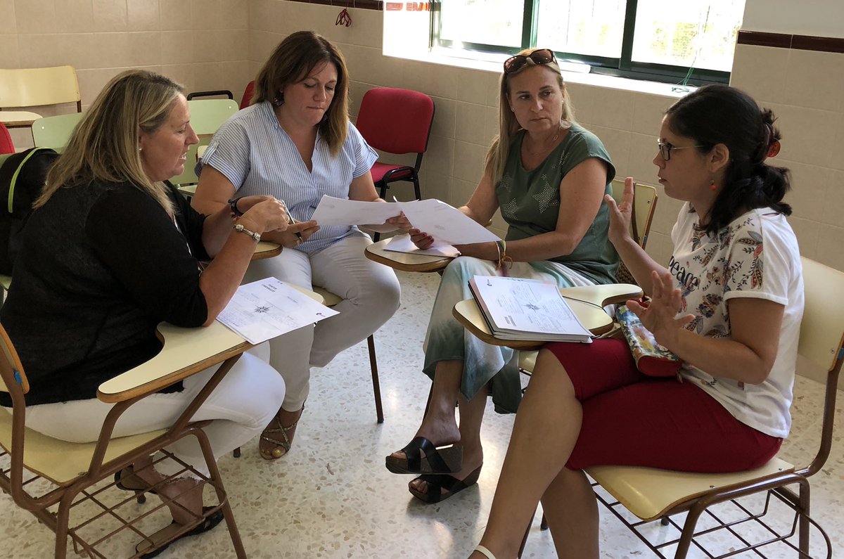 JuanAguilarT's tweet photo. Maestras PT y Monitoras Aulas Específicas reflexionando sobre nuestras formas de pensar, sentir y actuar respecto a la educación y las diferencias. #ColegiosDiocesanos @fvictoria_es #inclusión #innovación @553Silvia #TransformarMiradas https://t.co/XUrwwmcqKk
