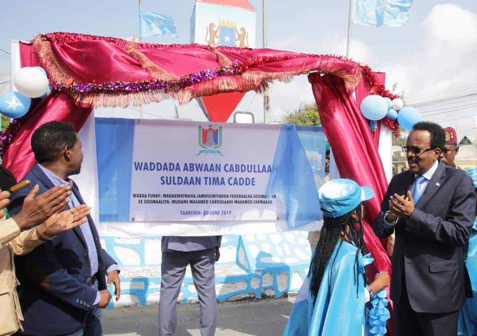 EngShuuriye1's tweet photo. H.E President @M_Farmaajo
cuts ribbon on newly constructed roads in #Shingani that has been officially named "Abwan Timacadde"  &amp; Liido Road in Abdiaziz, #Mogadishu. #Somalia @engyarisow @TheVillaSomalia @AbdiBarud @VillaCommsDirec @KhadarGulaid @NorwayInSomalia @USAIDSomalia https://t.co/PvrOnAnTU2