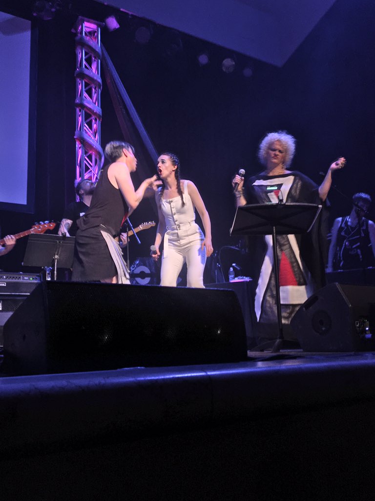 juicyjuicyjuice's tweet photo. 6/27/2019
#originoflovetour #hedwigandtheangryinch 初日‼️
最前センターでジョンの手を握り、投げ出した足を支える😍
レセプションパーティーでは #johncameronmitchell #stephentrask #ambermartin #miriamshor #mikepotter #bryanweller #erikbergrin とhug💕 https://t.co/NGNrQcMaFJ