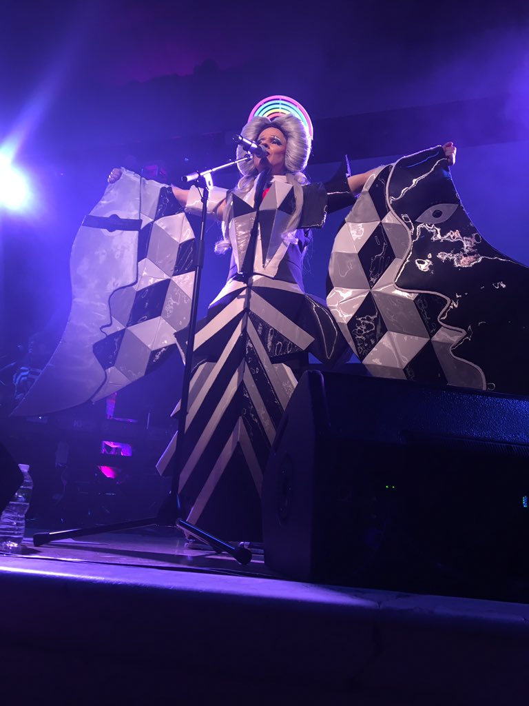 juicyjuicyjuice's tweet photo. 6/27/2019
#originoflovetour #hedwigandtheangryinch 初日‼️
最前センターでジョンの手を握り、投げ出した足を支える😍
レセプションパーティーでは #johncameronmitchell #stephentrask #ambermartin #miriamshor #mikepotter #bryanweller #erikbergrin とhug💕 https://t.co/NGNrQcMaFJ