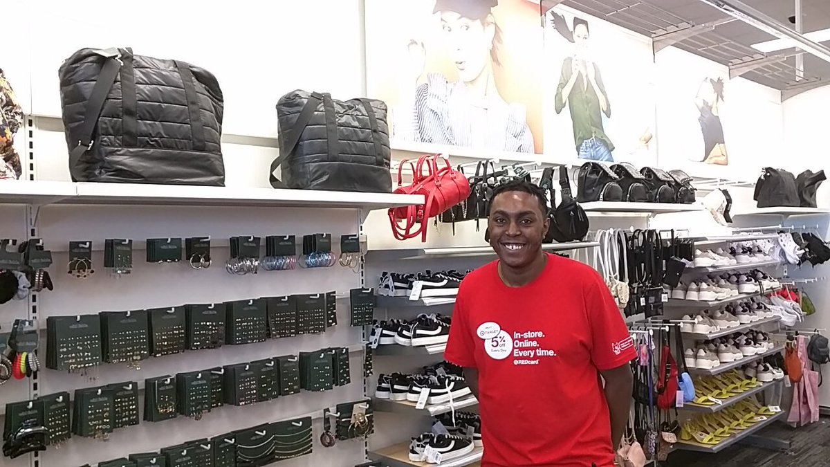 Frances64217109's tweet photo. New Style Consultant, Wally, on the Wall 🎯 showing off the early set in #wildfable #MondayMotivation #style https://t.co/9ERsPztNjv