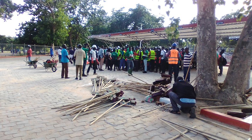 UniveLomeTg's tweet photo. Opération campus propre à l'@UniveLomeTg le samedi 29 juin 2019. Les associations estudiantines ont balayé les voies, curé les caniveaux et désherbé les espaces pour accompagner les autorités unive dans leur politique des grands travaux sur le Campus. https://t.co/RxVHmlDDhP https://t.co/7fnDGbppKZ