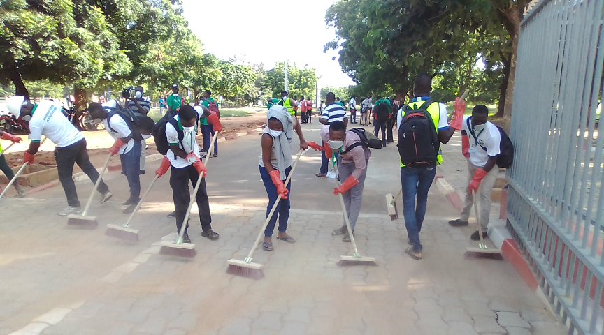 UniveLomeTg's tweet photo. Opération campus propre à l'@UniveLomeTg le samedi 29 juin 2019. Les associations estudiantines ont balayé les voies, curé les caniveaux et désherbé les espaces pour accompagner les autorités unive dans leur politique des grands travaux sur le Campus. https://t.co/RxVHmlDDhP https://t.co/7fnDGbppKZ