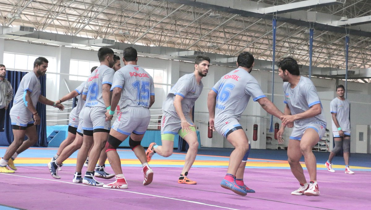 लक्ष्य तो हर हाल में पाना है। 💪

Here are the best snaps from the intense Mat training the #DhaakadBoys did in the morning! 📷

#HaryanaSteelers #ShaanSeSteelers