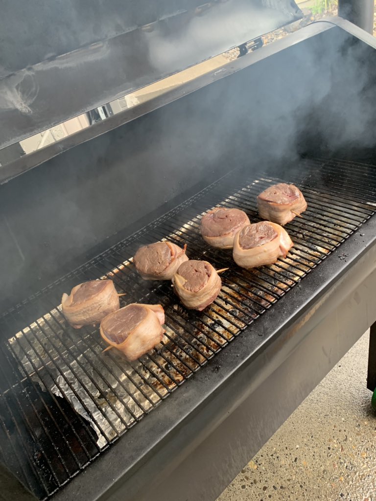 Roscoe1679's tweet image. You are speaking my language!  Grill happy family here could really use this @PhyliciaSP @cameron777 @BetteH9  😍🤞 #ProForHome  #GrillOn ❤️