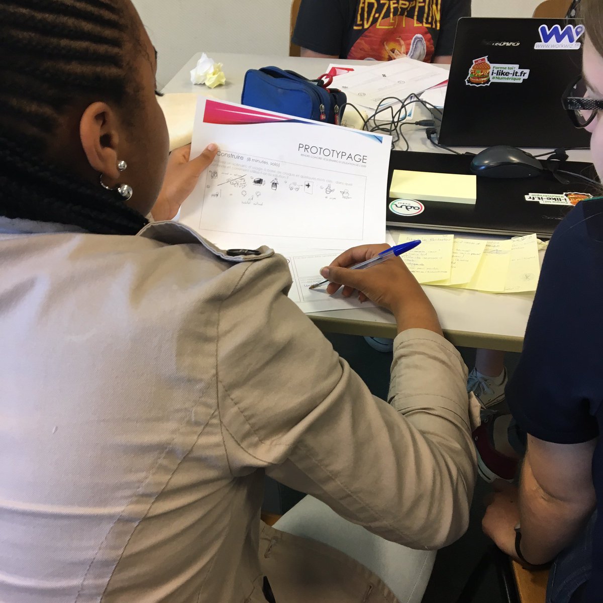 #GirlsRCoding cet après-midi introduction au #DesignThinking avec <a href="/StevenMorvanPro/">Steven MORVAN (pro)</a> pour préparer l’atelier #html #css de demain  <a href="/Polytech_Angers/">Polytech Angers</a> avec des bonbons pour tenir la journée 😍