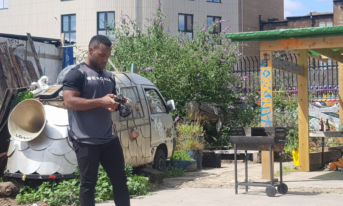 carolyn_sim's tweet photo. American Footballer Giovani Bernard joins a photography course for people affected by homelessness in Shoeditch's gem, The Nomadic Community Gardens @NFLUK @Accumulate_Ldn #nomadiccommunitygarden https://t.co/XNCypsX9jL