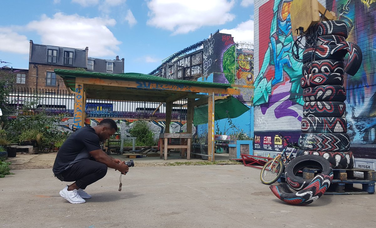 carolyn_sim's tweet photo. American Footballer Giovani Bernard joins a photography course for people affected by homelessness in Shoeditch's gem, The Nomadic Community Gardens @NFLUK @Accumulate_Ldn #nomadiccommunitygarden https://t.co/XNCypsX9jL