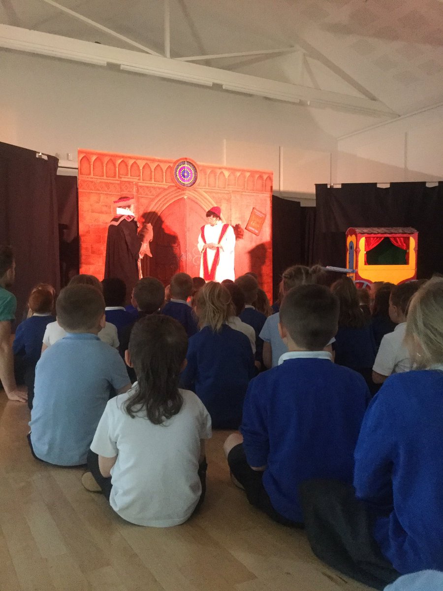 SimpsonsLane1B's tweet photo. This afternoon we have been watching a show in the hall, the foxes have really enjoyed the production. @SimpsonsLane https://t.co/AVAx8ZJwg3