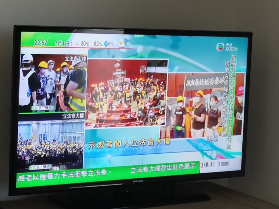 stanleymwc's tweet image. Surely there are nicer things worth breaking in the governor house than just staff paintings and office furniture in the legislature...aim higher... #HKproblems #HKprotests #couchpotato #bingewatching