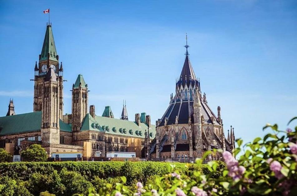 app8solutions's tweet photo. Happy #CanadaDay Ottawa! There's no better place to celebrate than Canada's capital. Enjoy a meal at any one of #App8's partner restaurants to #eatpayleave and get ahead of the crowds! 📸 #Aprilrainsphoto @Ottawa_Tourism https://t.co/UgLZdqsehO