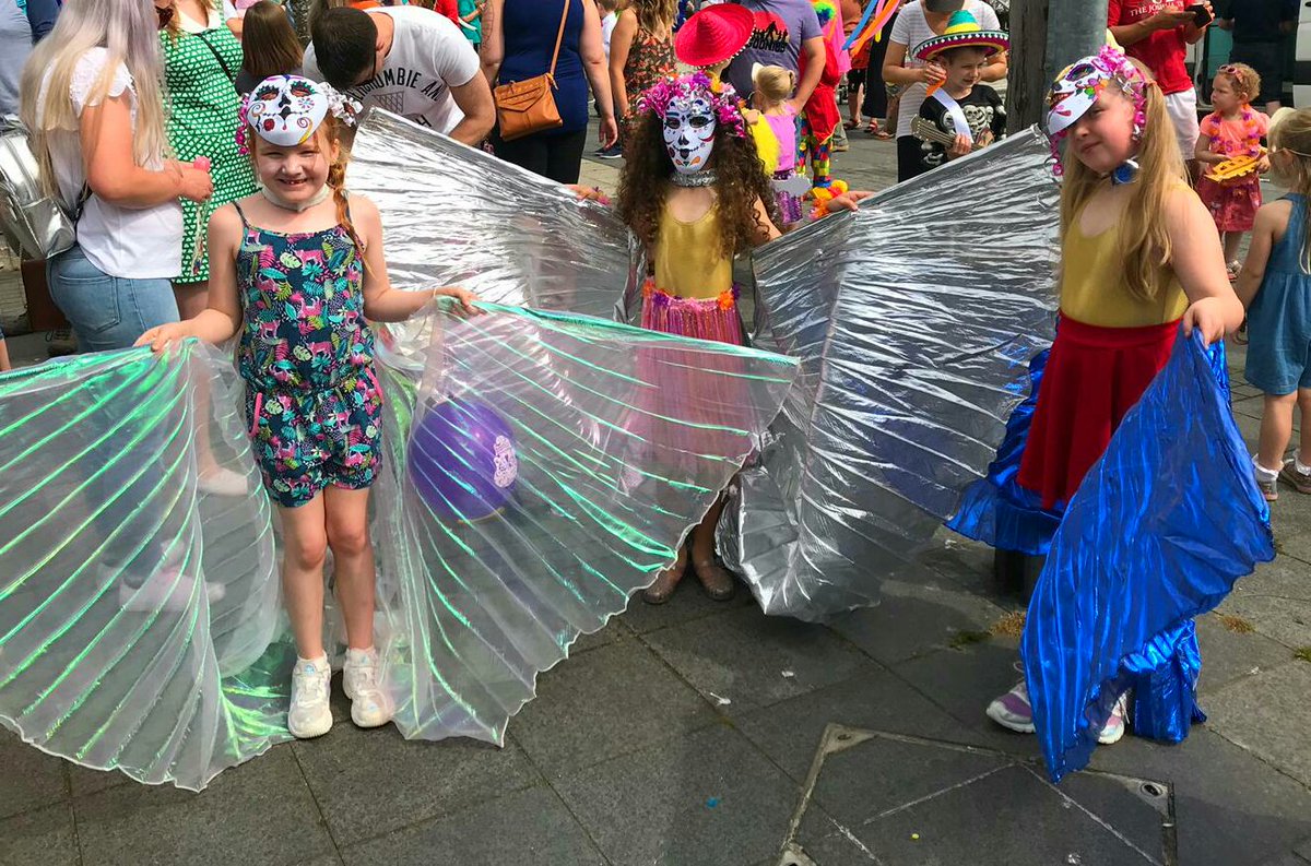 KnypersleyFirst's tweet photo. We had fun in the sunshine on Saturday taking part in the festival launch parade. #festivalfun #paradeparty #colourfulcarnival https://t.co/eXtUBdjwRW