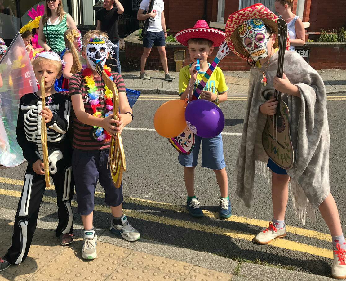 KnypersleyFirst's tweet photo. We had fun in the sunshine on Saturday taking part in the festival launch parade. #festivalfun #paradeparty #colourfulcarnival https://t.co/eXtUBdjwRW