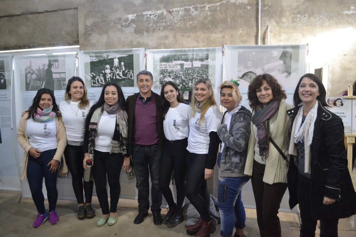 LeoSimoniello's tweet photo. ¡Muy contentos por la Inauguración de “Ana Frank: una historia vigente” en #Rincón! El compromiso y la dedicación de las guías voluntarias durante la capacitación tiene su recompensa a partir de ahora: llevarán adelante el espacio educativo. ¡Les deseamos el mayor de los éxitos! https://t.co/wLr73JDoq0