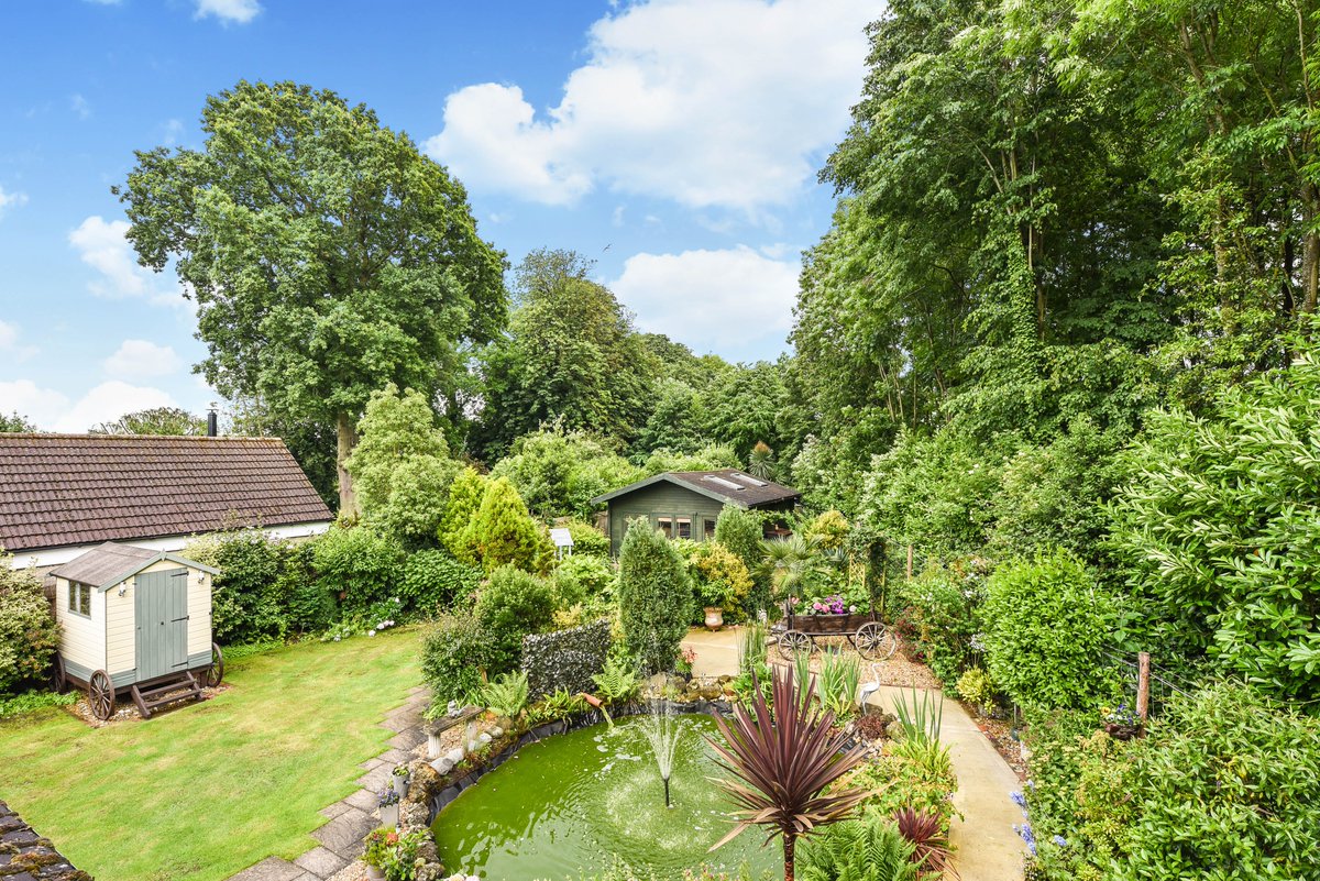 #ForSale An opportunity to purchase a beautifully presented DETACHED #house situated on a PRIVATE RURAL LANE on the outskirts of #Arundel. #featuredproperty #views simswilliams.co.uk/property/resid…