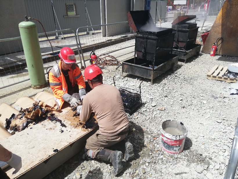 atelier_arcau's tweet photo. Vendredi 28 juin, atelier arcau était convié au traditionnel "gigot bitume" sur son chantier CONVERGENCES à Chantepie.
C'est une tradition dans le BTP, le secteur du bâtiment et des travaux  publics,  un gigot enveloppé de papier kraft est cuit dans un bain de bitume en fusion. https://t.co/m43IOoaFll