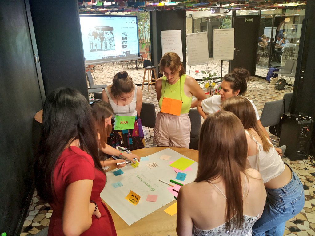 ImpactHubMAD's tweet photo. Espectáculo educativo infantil, plataforma para intercambiar y reciclar material, joyería artesanal o rol en vivo...originales proyectos que participan en el #CBSBootcamp e intercambian experiencias y conocimiento. ¡Mucha suerte a todos! https://t.co/ntFm6C1IQL
