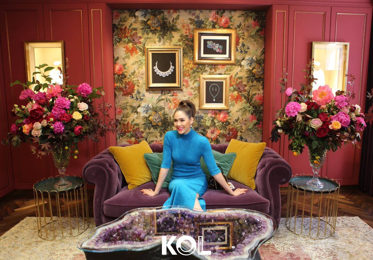 KOLStyleCo's tweet photo. Araya Hargate on duty as @Chopard Brand Ambassador selecting jewelry for her outfit later at the Bond Street store opening
#KOLeaders #KOLManagement #TeamKOL #KOLeadersLondon19 https://t.co/Dl64Hh1QP6